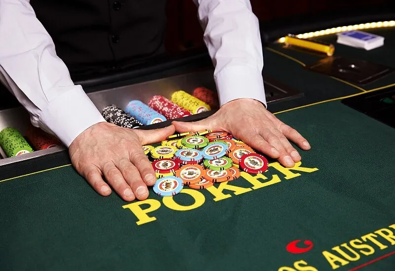 Một ván chơi Poker (Texas Hold'em) sẽ trải qua 4 vòng chơi chính